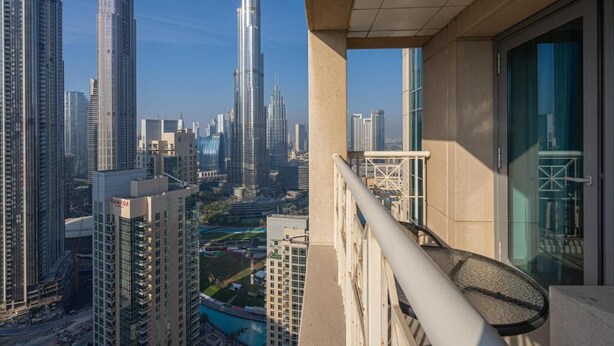 Un immeuble de grande hauteur offrant une vue sur le paysage urbain, notamment sur un gratte-ciel imposant.