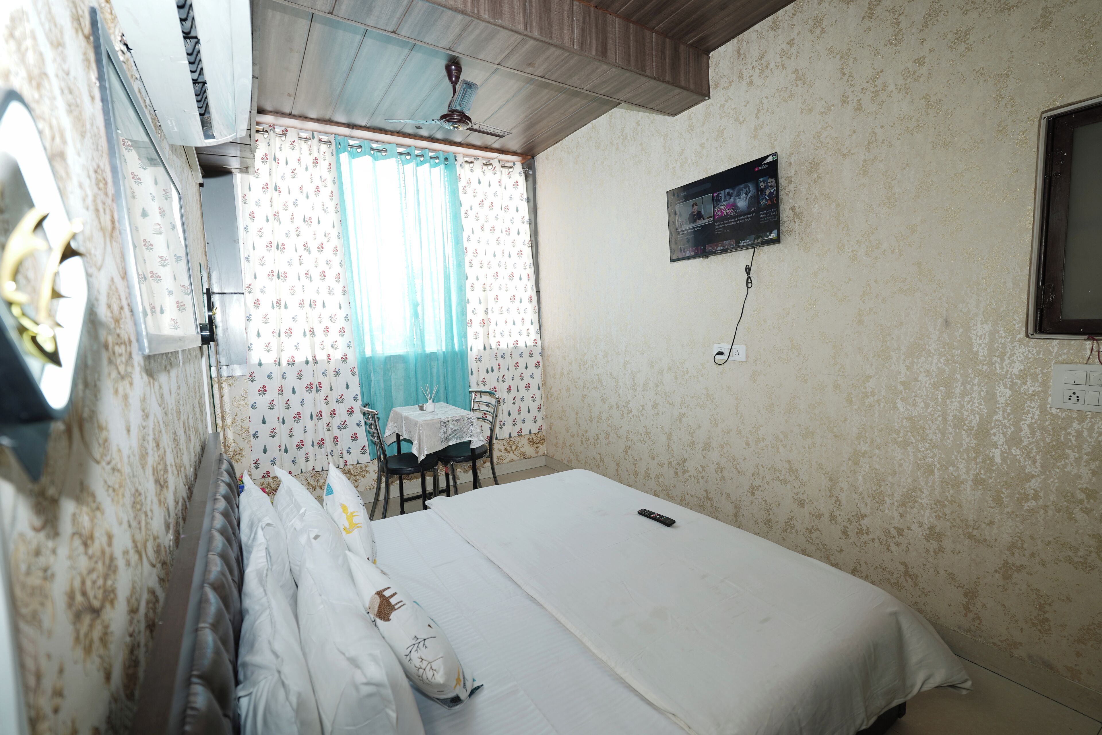 Une chambre à coucher avec un lit, une table et une chaise.