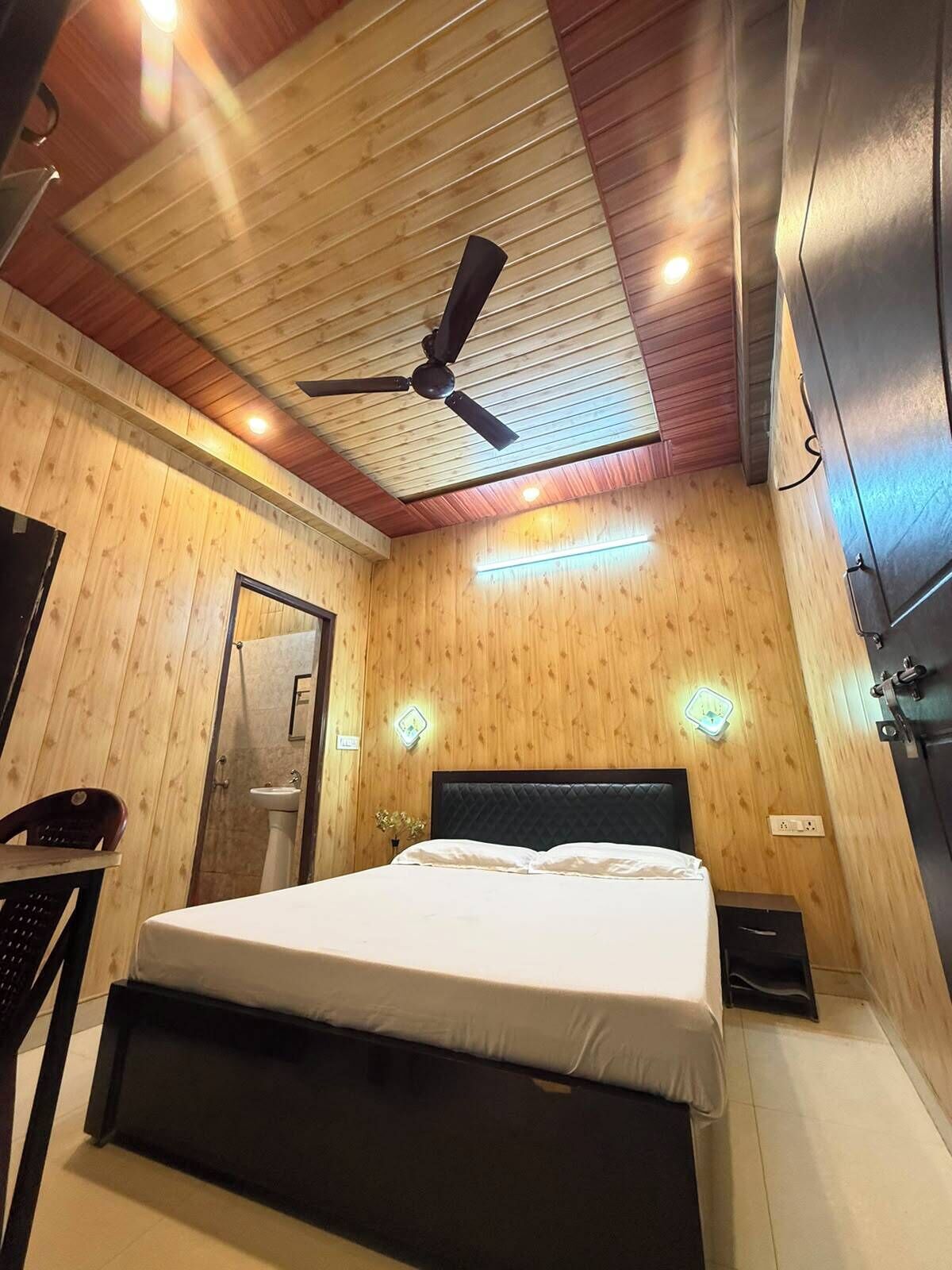 Escritorio, wifi gratis y ropa de cama 