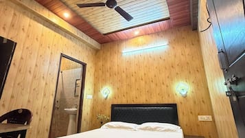 Escritorio, wifi gratis y ropa de cama