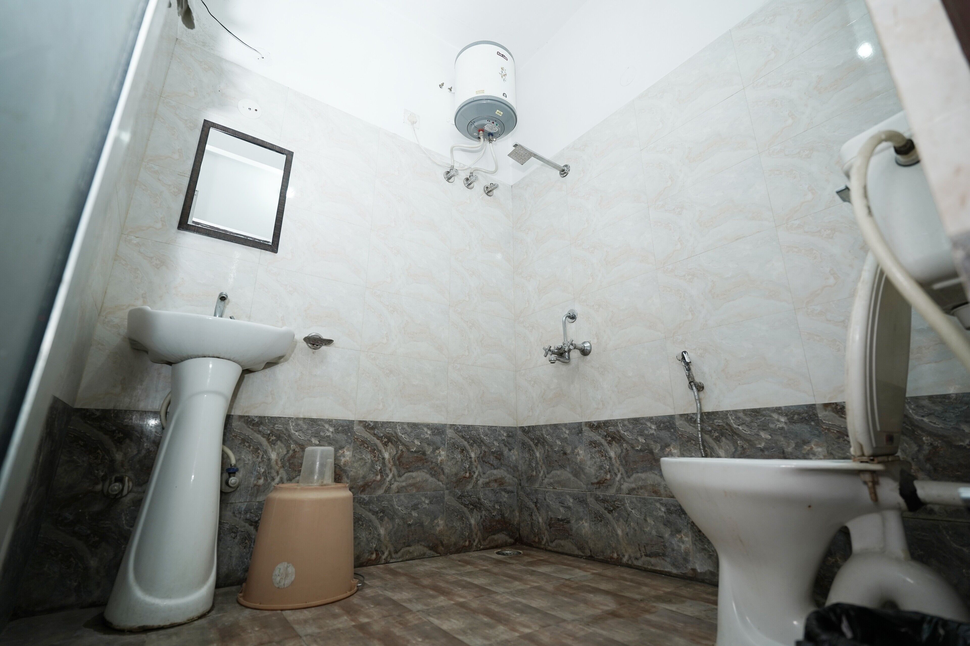 Ducha, toallas, jabón, papel higiénico