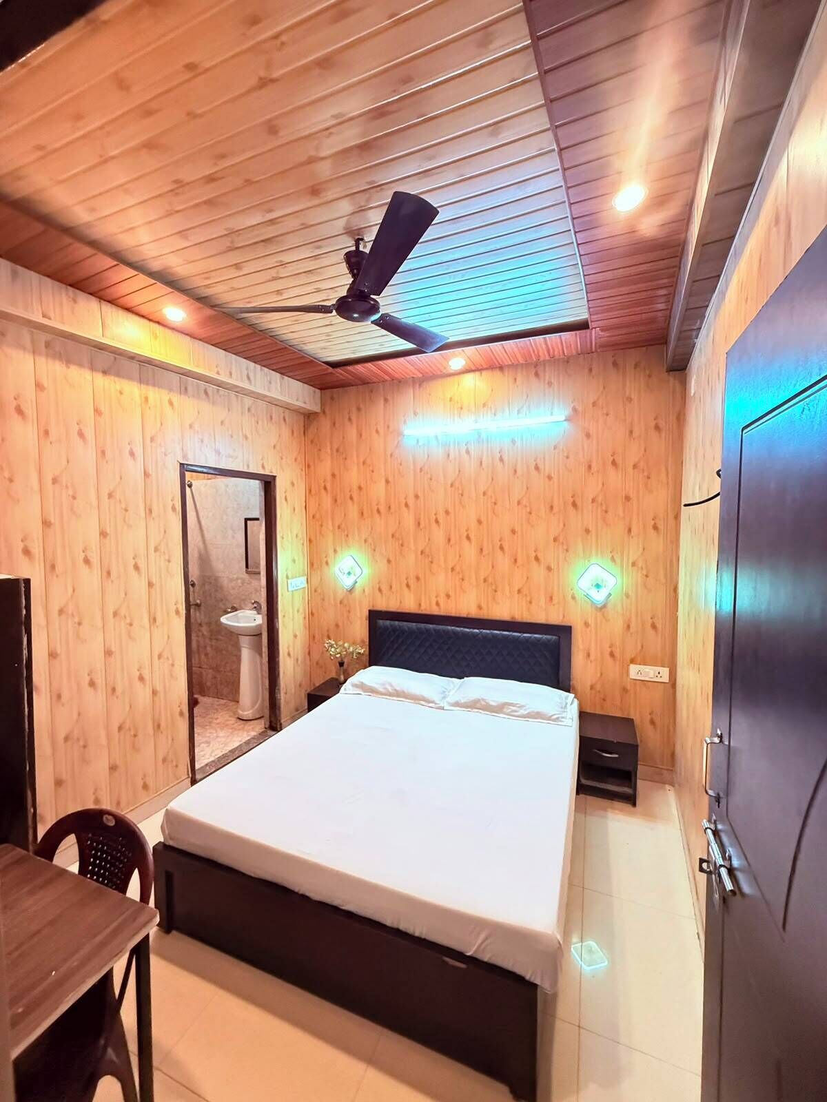 Classic Double Room | Desk, WiFi (free), bed sheets