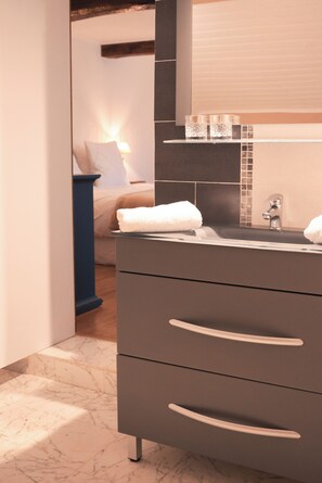 Habitación cuádruple superior, vistas a la montaña | Baño