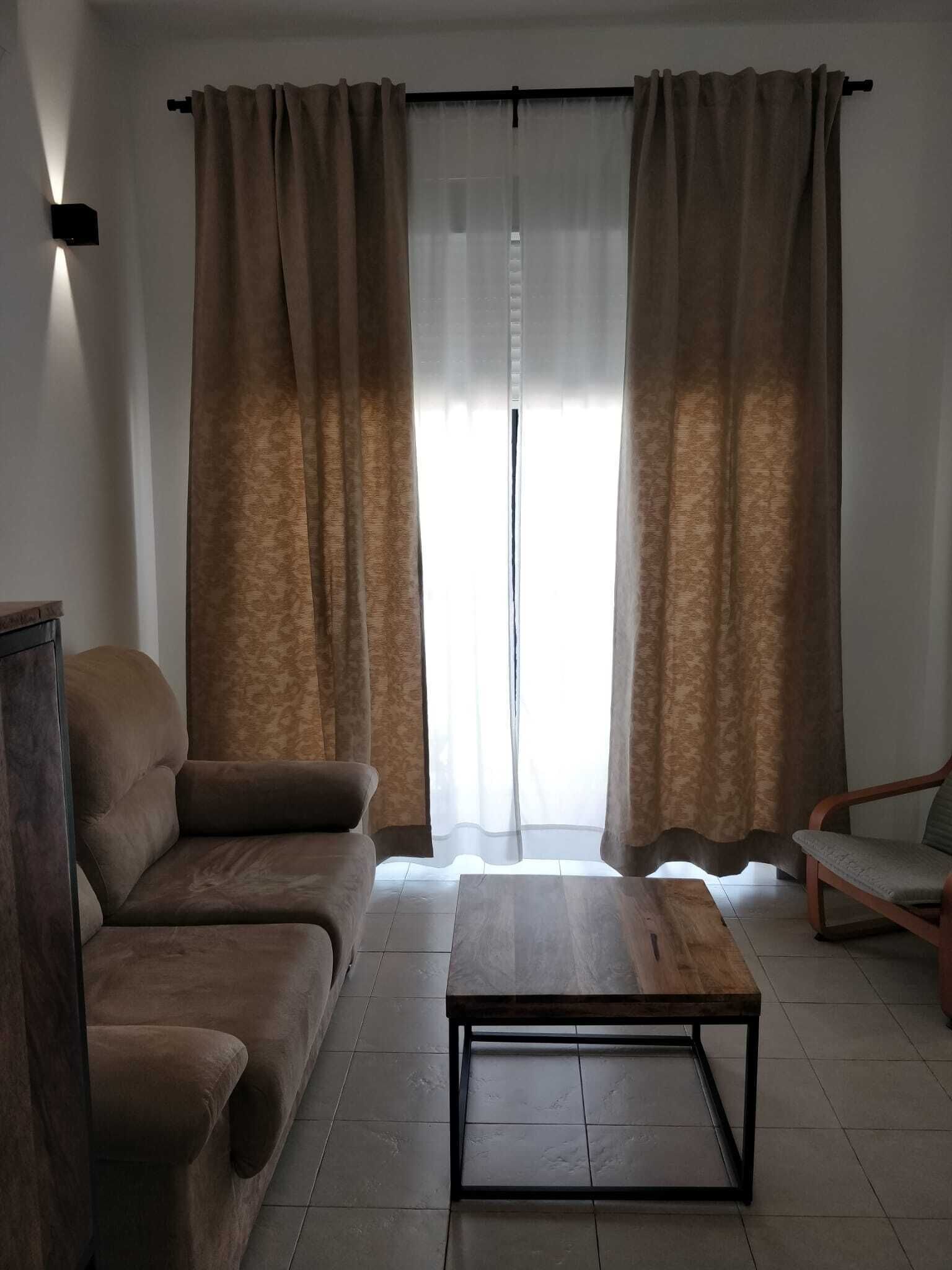 Apartamento, 2 habitaciones, vistas a la ciudad | Zona de estar | Una televisión de pantalla plana