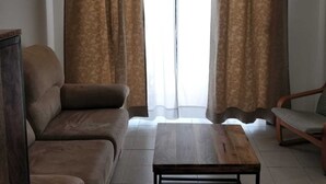 Un salon avec un canapé, une table basse en bois et un fauteuil.
