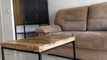 Apartament, 2 dormitoris, vistes a la ciutat | Sala d'estar | Televisor de pantalla plana