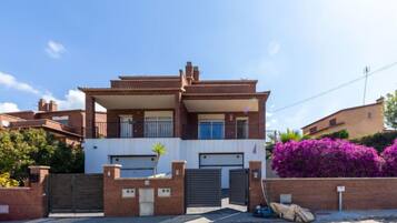 House, 4 Bedrooms, Terrace | Bahagian luar