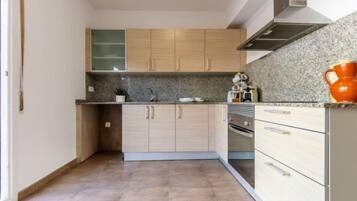House, 4 Bedrooms, Terrace | Dapur peribadi