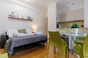 Apartemen, balkon | Area keluarga | TV layar datar