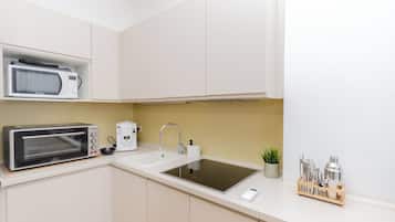 Apartament, balcó | Cuina privada | Frigorífic gran, microones, forn i placa de cuina