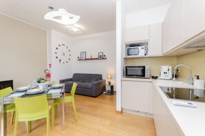 Apartemen, balkon | Area keluarga | TV layar datar