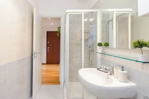 Departamento, balcón | Baño | Regadera, amenidades de baño gratuitas, secadora de cabello, toallas