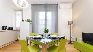 A modern kitchen with a dining area. - VivimiHome-Apartment near Milano Central (Milan)