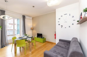 Apartemen, balkon | Area keluarga | TV layar datar