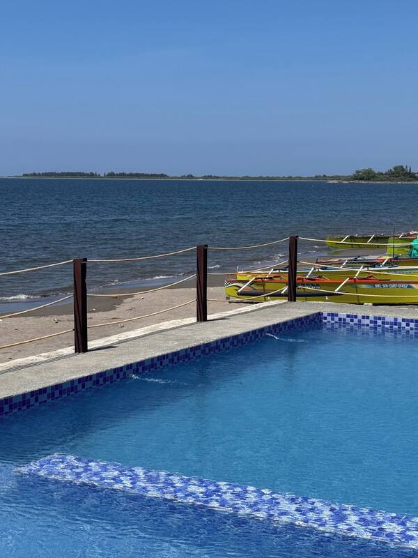 Hồ bơi ngoài trời