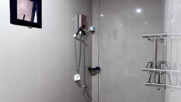 Produtos de toalete grátis, toalhas de banho, sabonete, shampoo