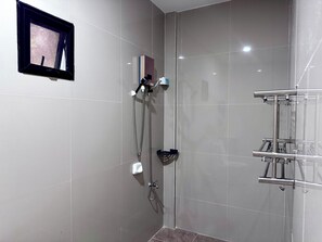 Kelengkapan dandanan diri percuma, tuala disediakan, sabun, syampu