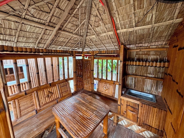 Traditional Cottage, Beach View | Makan dalam bilik