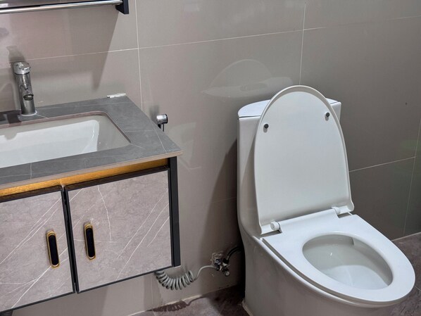 Toalettartikler (inkludert), håndklær, såpe og sjampo