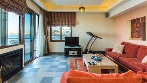 스탠다드 스위트, 바다 전망 | 거실 | 케이블 채널 시청이 가능한 32인치 TV