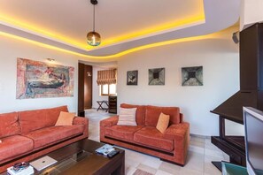 Standard Suite, Sea View | Living room | 32-inch TV with cable channels - Cavo Seaside Suites (Rethymno)