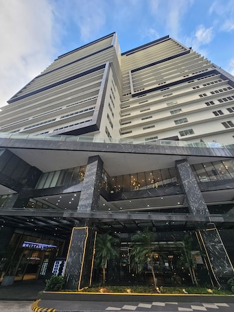 Fachada da propriedade. The Residences at BCCT by Stays PH