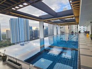 สระว่ายน้ำกลางแจ้ง