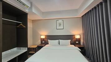 Standard Studio, City View | Premium bedding, iron/ironing board, free WiFi, bed sheets