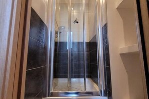 Ducha, secador de pelo, toallas, jabón