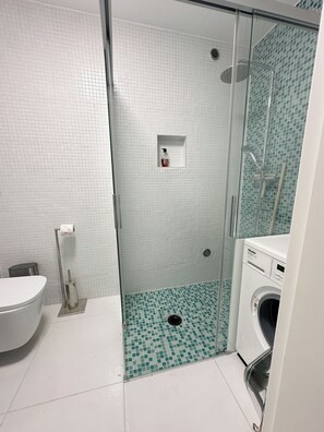 Dusche, umweltfreundliche Kosmetikartikel, Haartrockner, Handtücher