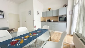 Una cocina moderna con gabinetes grises, un microondas y una encimera de madera.