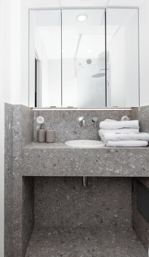 Bathroom - City Center Apartment 81 - ProperUNIT (Wroclaw)