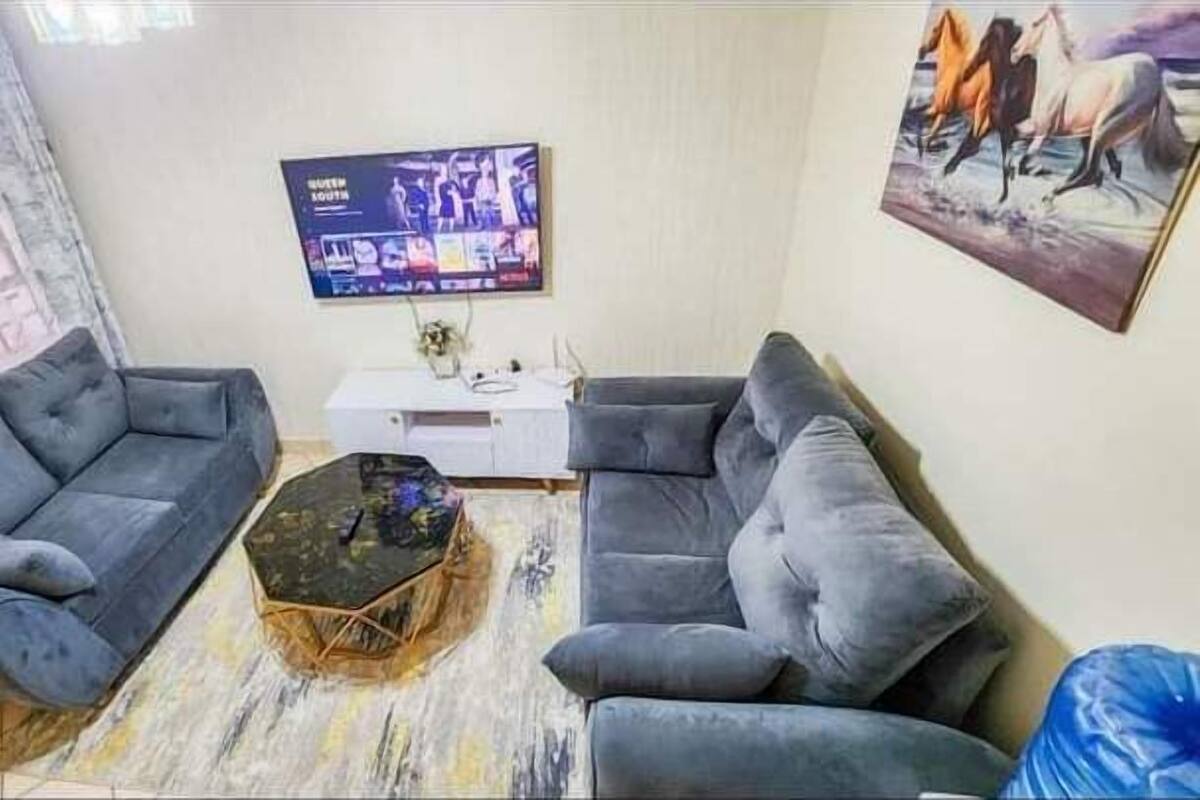 Căn hộ dành cho gia đình, quang cảnh thành phố | Khu phòng khách | Smart TV 32-inch có truyền hình kỹ thuật số 