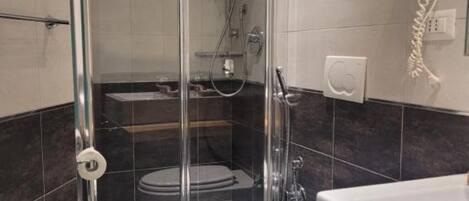 Douche, sèche-cheveux, serviettes fournies, savon
