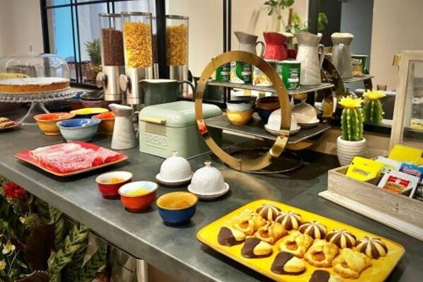 Un bufé con diferentes alimentos y utensilios.
