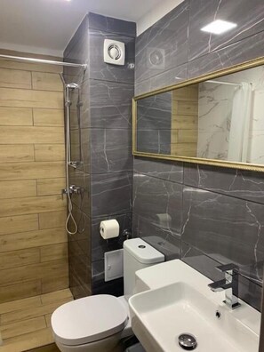 Habitación doble, balcón, vista parcial al mar | Baño | Amenidades de baño gratuitas, secadora de cabello, toallas, jabón