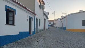A cobblestone street with buildings on either side. - Ferreira Alentejo Terrace Villa (Ferreira do Alentejo)