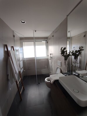 A modern bathroom with a glass shower enclosure, a toilet, and a sink with a mirror. - Deluxe 2 Terraces River Marina View Flat (Lagoa)
