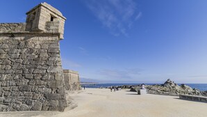 A stone structure with a flat roof, a sandy beach, and a clear blue sky. - Quintinha S o Martinho Luxury 2 Suites Villa Eira (Vila do Conde)