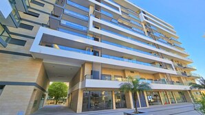 A modern multi-story building with balconies, large windows, and a central entrance. - Superior Garage Balcony Praia da Rocha Prime Flat (Portimão)