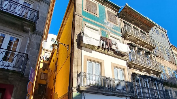 Un edificio de varios pisos con una escalera que conduce a un piso superior.
