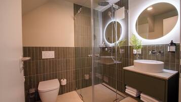 Superior-paritalo, järvinäköala | Kylpyhuone | Suihku, hiustenkuivaaja, pyyhkeet, saippua