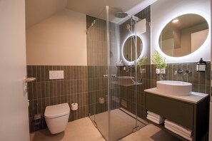 Superior maisonnette, uitzicht op meer | Badkamer | Een douche, een haardroger, handdoeken, zeep