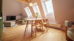 A cozy loft apartment with a dining area, a sofa, and a TV. - stuub titisee (Titisee-Neustadt)
