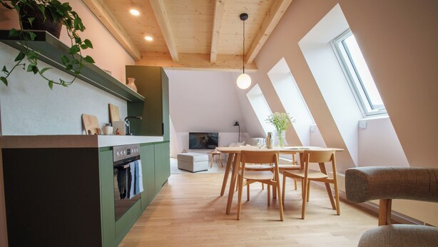 A modern loft apartment with a kitchen, dining area, and living space. - stuub titisee (Titisee-Neustadt)