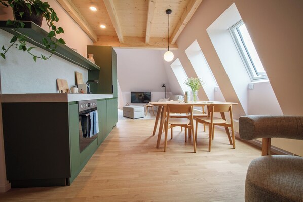 Toetasjesleilighet – comfort, utsikt mot innsjø | Skrivebord for bærbar PC og wi-fi (inkludert)