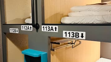 Dormitorio compartido, solo para mujeres | Cortinas blackout, wifi gratis y ropa de cama
