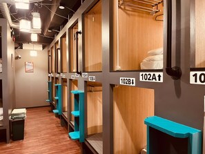 Dormitorio compartido, solo para mujeres | Cortinas blackout, wifi gratis y ropa de cama 