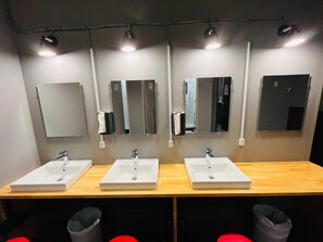 Gemeinsamer Schlafsaal, Nur Frauen | Badezimmer