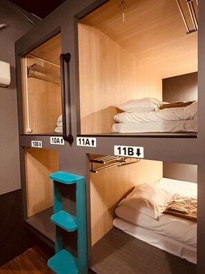 Dormitorio compartido básico | Cortinas blackout, wifi gratis y ropa de cama 